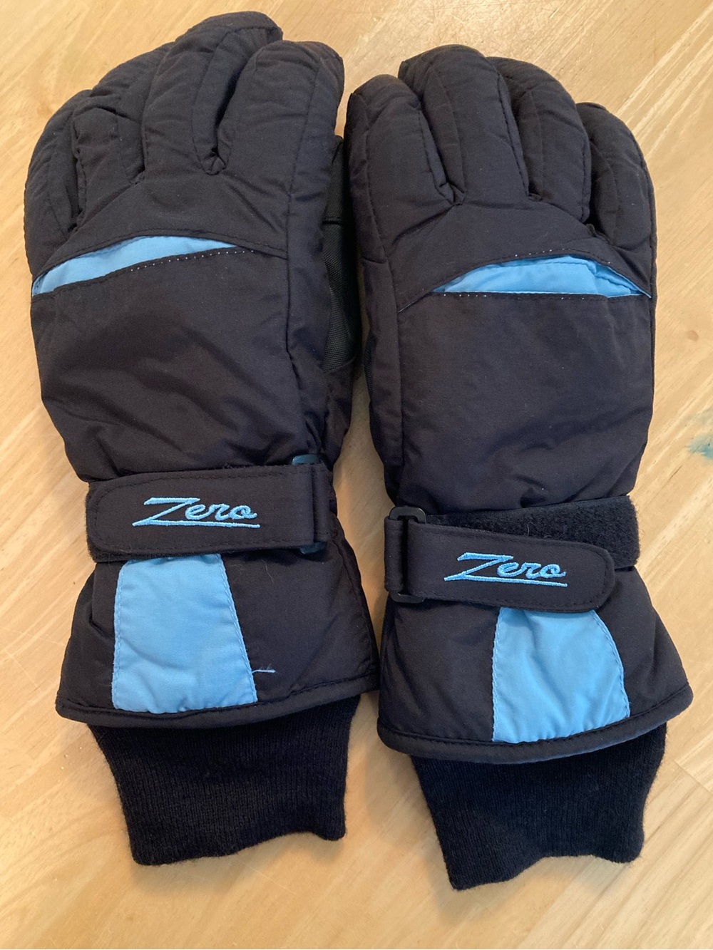 Zero Women's Black and Light Blue Insulated Winter Gloves
